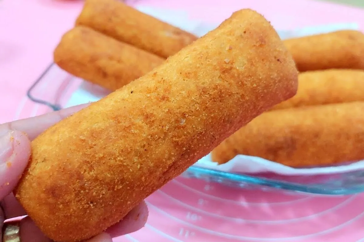 Enroladinho de presunto e queijo com massa caseira e sabor d