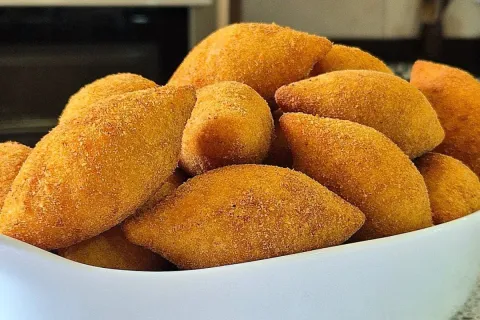 Enroladinho de presunto e queijo: essa massa é tão boa que d