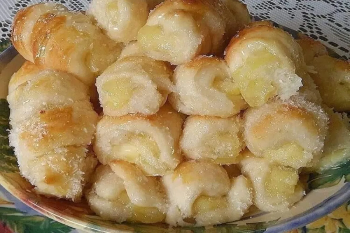 Enroladinho de queijo com cobertura de coco e leite condensa