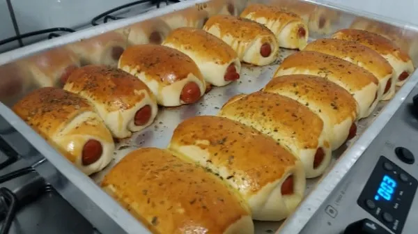 Enroladinho de Salsicha Assado