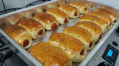 Enroladinho de Salsicha Assado