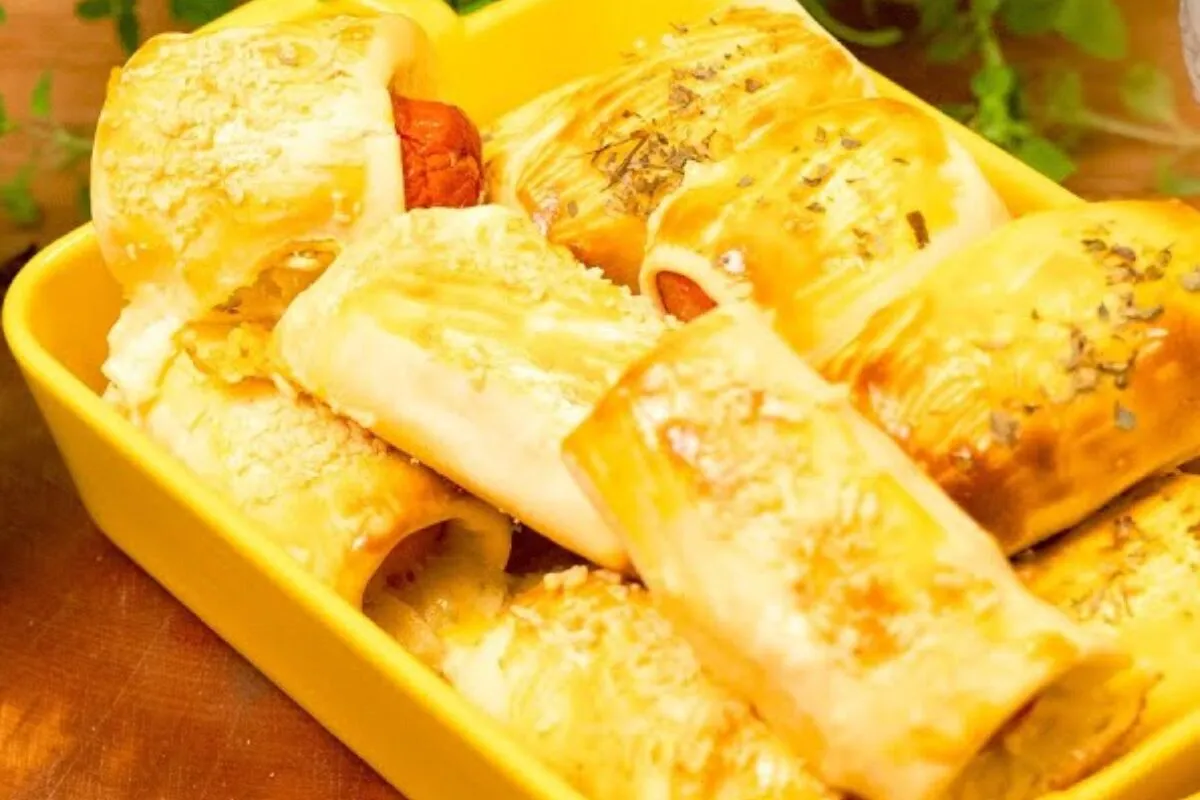 Enroladinho de salsicha com massa de pastel que fica delicioso e é muito fácil de fazer em casa