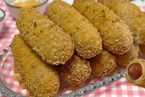 Enroladinho de salsicha crocante e fácil de fazer o lanche p