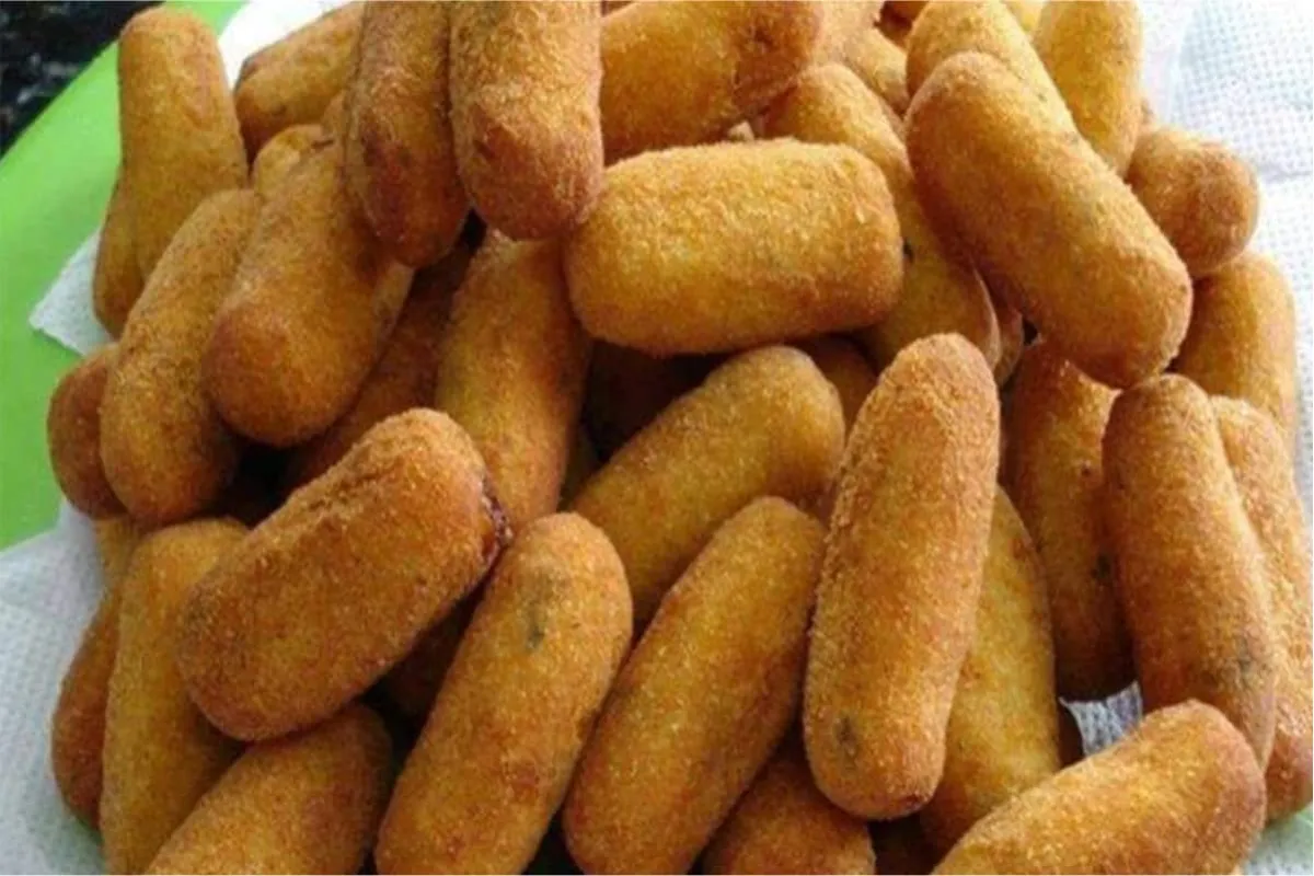 Enroladinho de salsicha frito um salgadinho barato muito fác