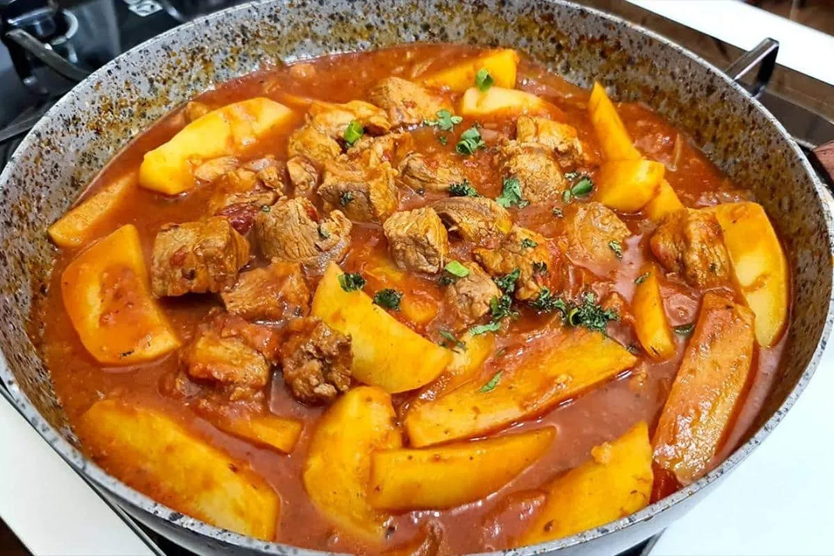 Ensopado de carne com batata de um jeito que só minha mãe sa