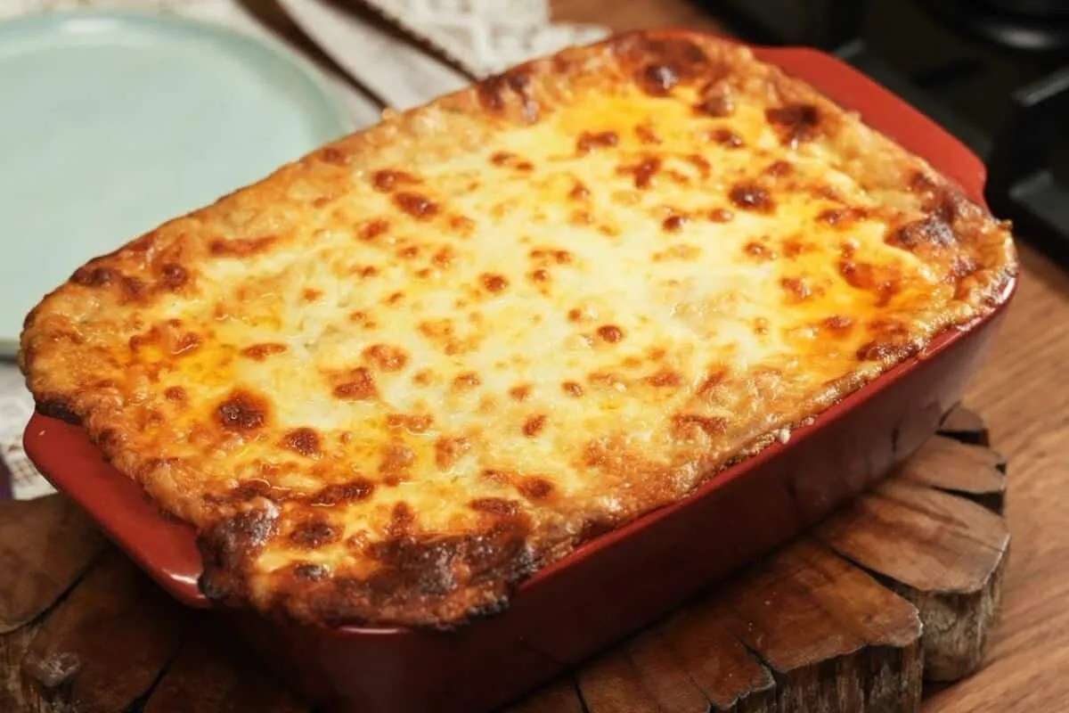 Escondidinho com purê de mandioca cremoso e recheio suculent