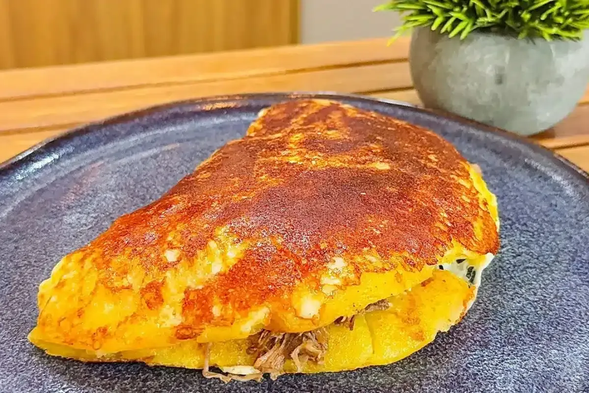 Escondidinho de batata recheado com carne desfiada feito na