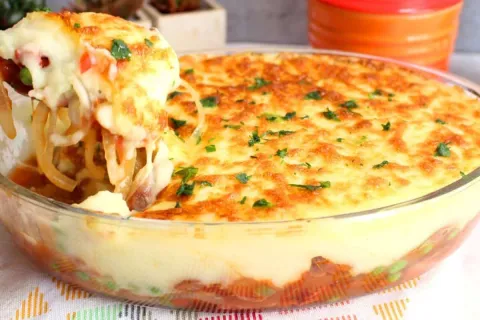 Escondidinho de calabresa bem queijudo, com uma textura incr