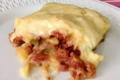 Escondidinho de calabresa simples, econômico e cheio de sabo