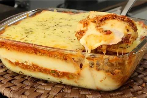 Escondidinho de carne moída no forno um prato delicioso para