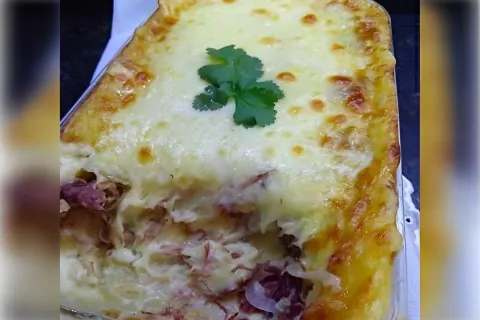 Escondidinho de carne seca com mandioca fácil e prático de p