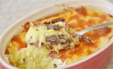 Escondidinho de carne seca com mandioca, o prato perfeito pa