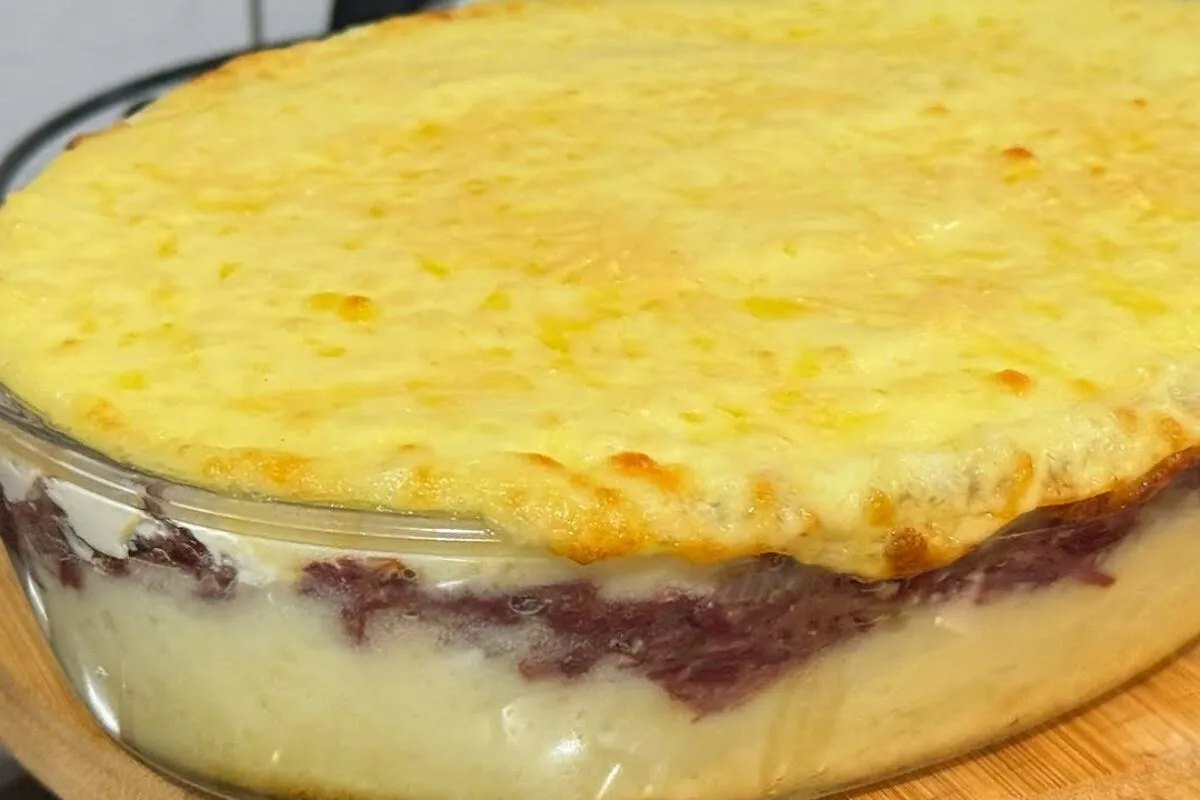 Escondidinho de carne seca gratinado com purê cremoso e rech