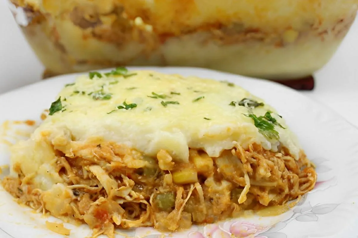 Escondidinho de frango com purê de batatas cremoso uma delíc