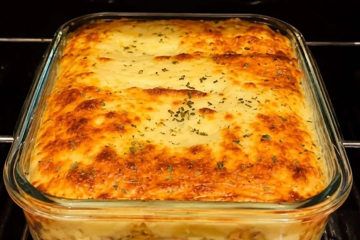 Escondidinho de frango cremoso bem recheado e coberto com qu