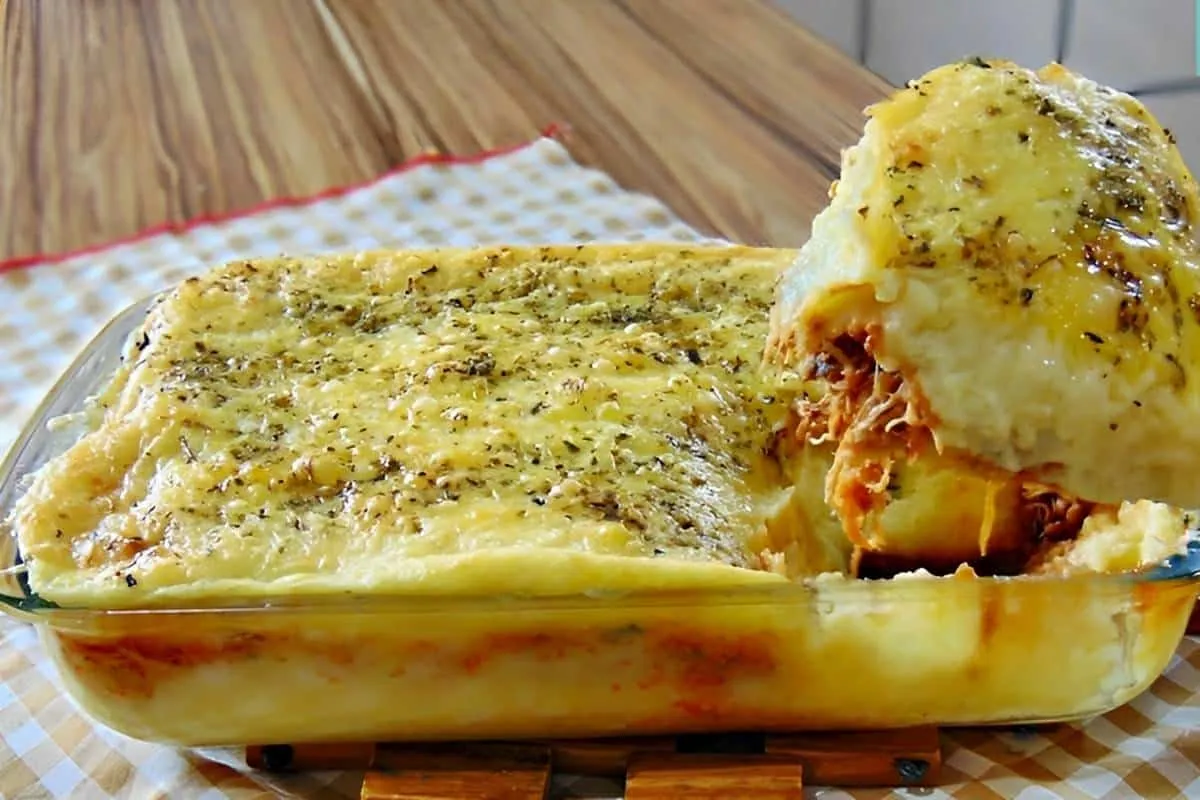 Escondidinho de frango cremoso um prato delicioso para servi