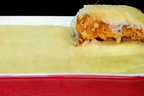 Escondidinho de frango fácil e delicioso coberto com queijo 