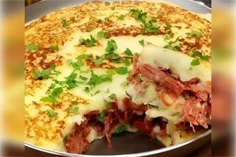 Escondidinho de frigideira delicioso feito com carne seca pr