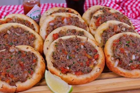 Esfiha aberta de carne: receita econômica e fácil, que fica 