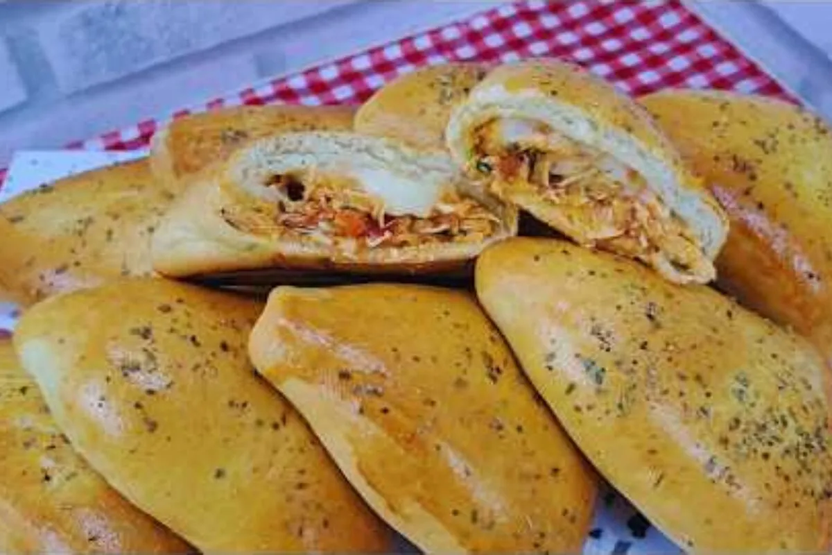Esfiha de frango com requeijão que derrete na boca e tem a melhor massa