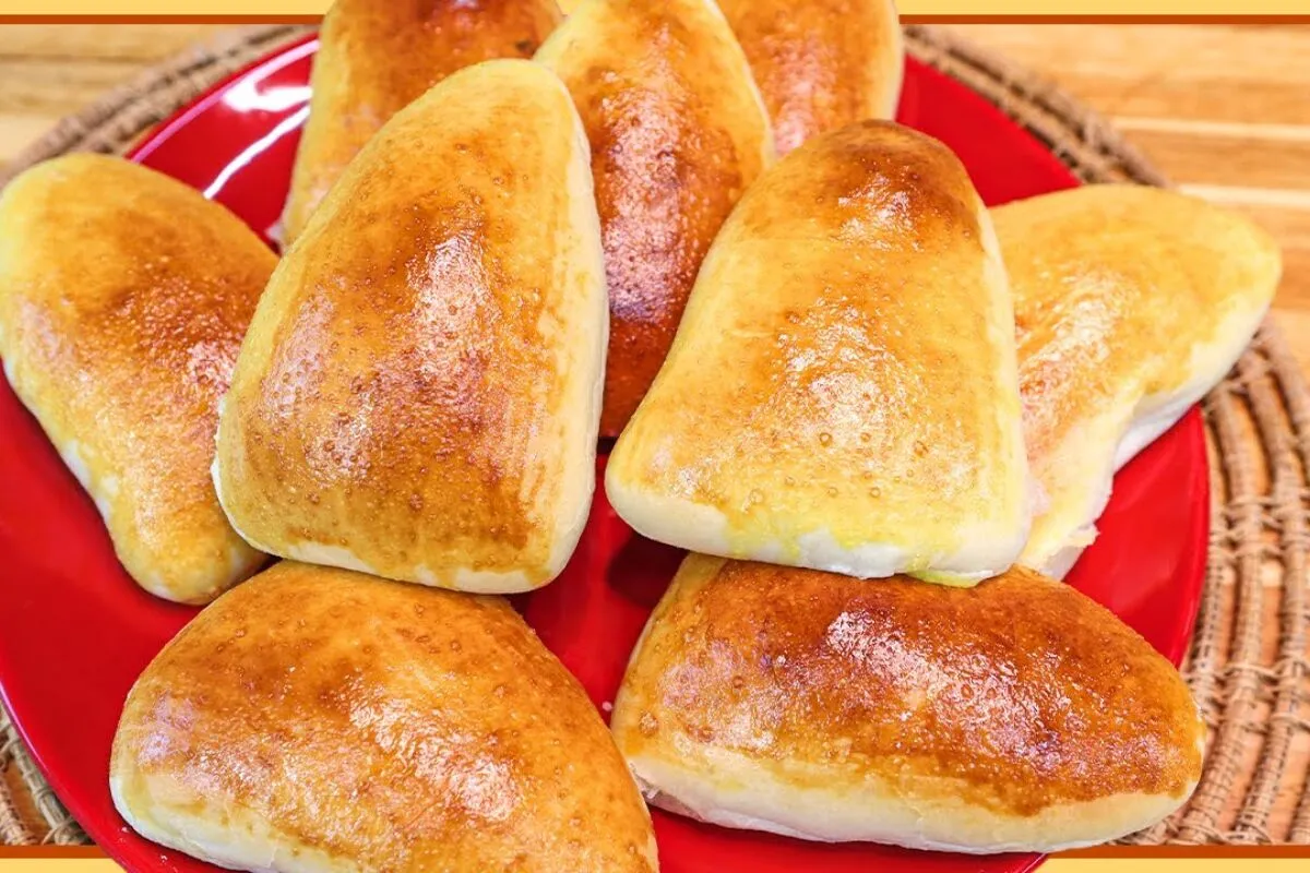 Esfiha de frango fofinha feita em casa, deliciosa, suculenta