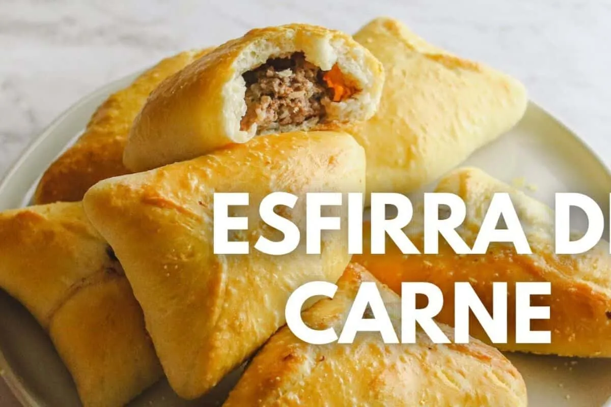Esfirra de carne fechada com massa macia e recheio bem tempe