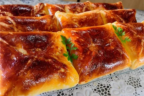 Esfirras de queijo deliciosas e fáceis de fazer para o lanch