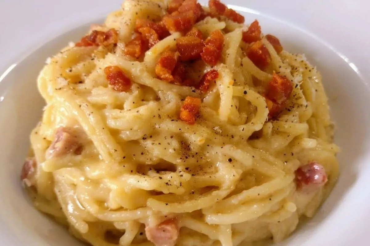 Espaguete à carbonara fácil, quentinho e com sabor irresistí