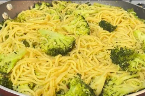 Espaguete ao alho e óleo com aquele douradinho perfeito e sa