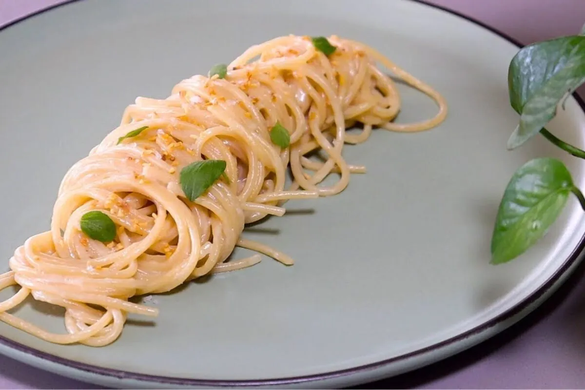 Espaguete com pasta de alho: um prato simples de fazer mas c
