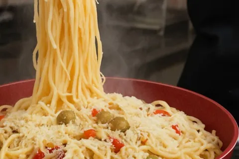 Espaguete cremoso com parmesão: receita de restaurante para 