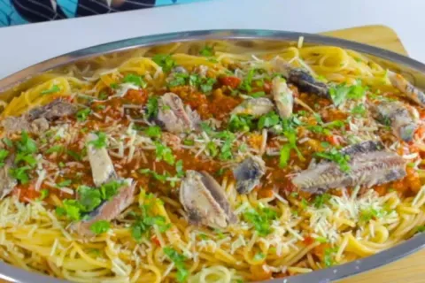 Espaguete de sardinha para o almoço para você começar bem a 