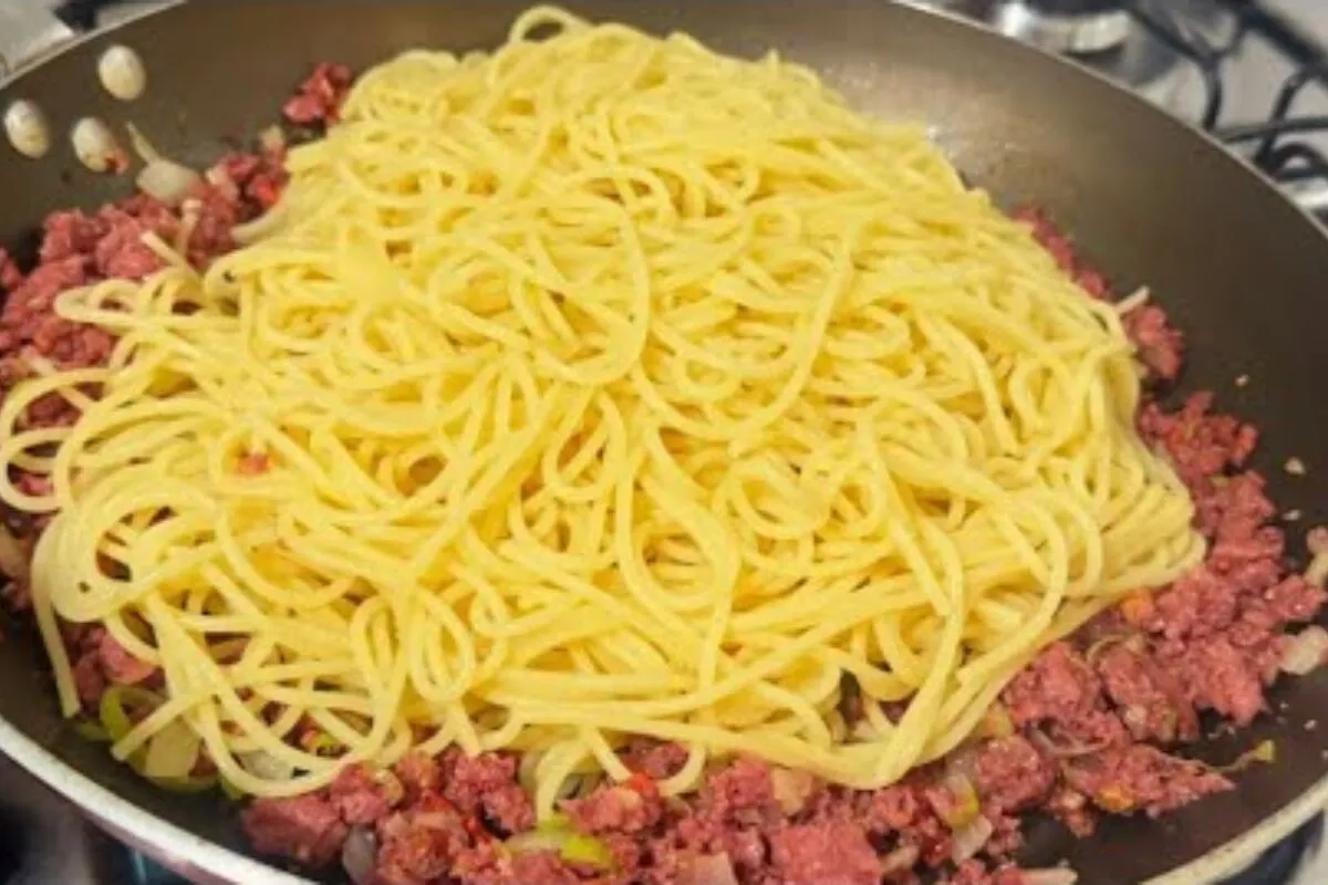 Espaguete soltinho feito com carne de lata para ficar incriv