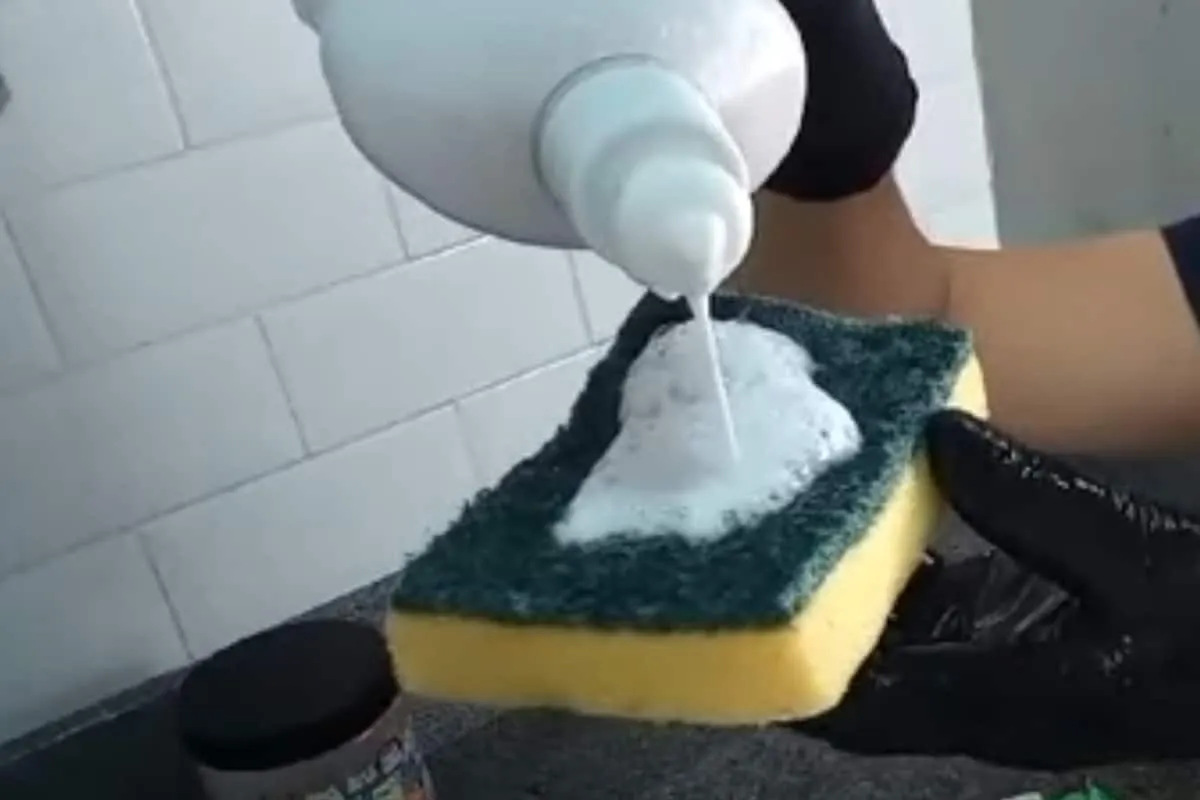 Especialista de limpeza ensina a fazer uma espuma mágica cas