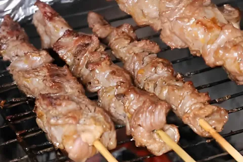 Espetinho de churrasco igual de porta de estádio perfeito pa