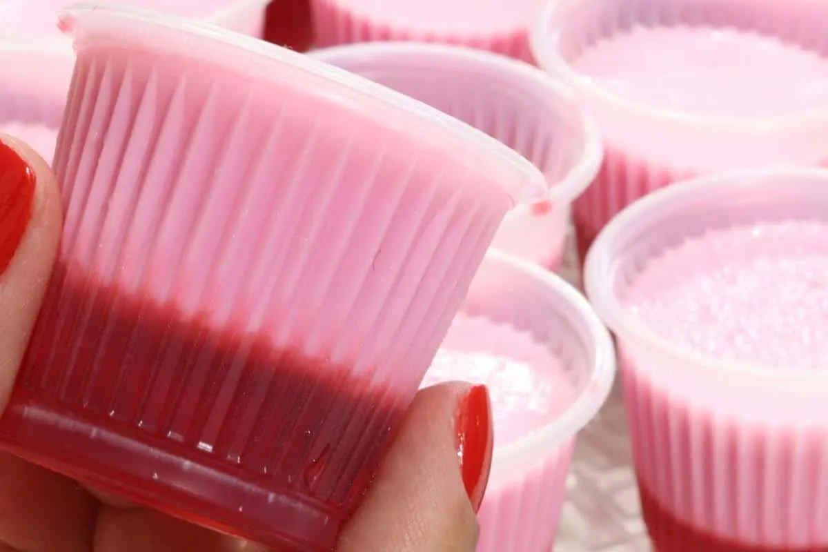 Espuma rosa no copinho para você servir na sua festinha de a
