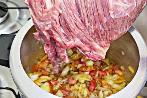 Essa carne na panela de pressão vai te fazer não querer mais