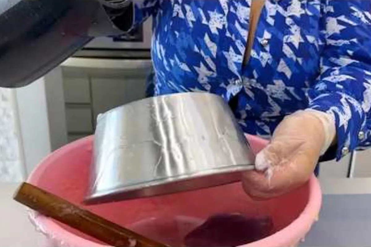 Essa pasta de brilho caseira deixou minhas panelas queimadas