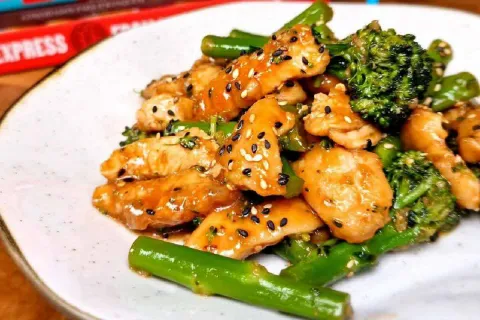 Essa receita de brócolis com frango é perfeita para a sua re