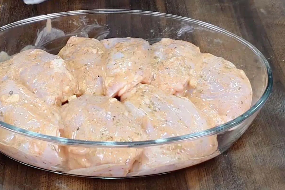 Essa receita de frango assado na maionese é certeza de um pr