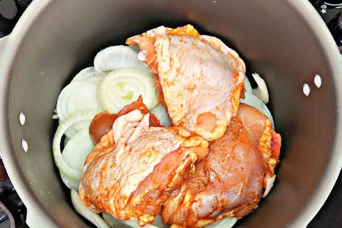 Essa receita de frango na panela é simples de fazer mas fica