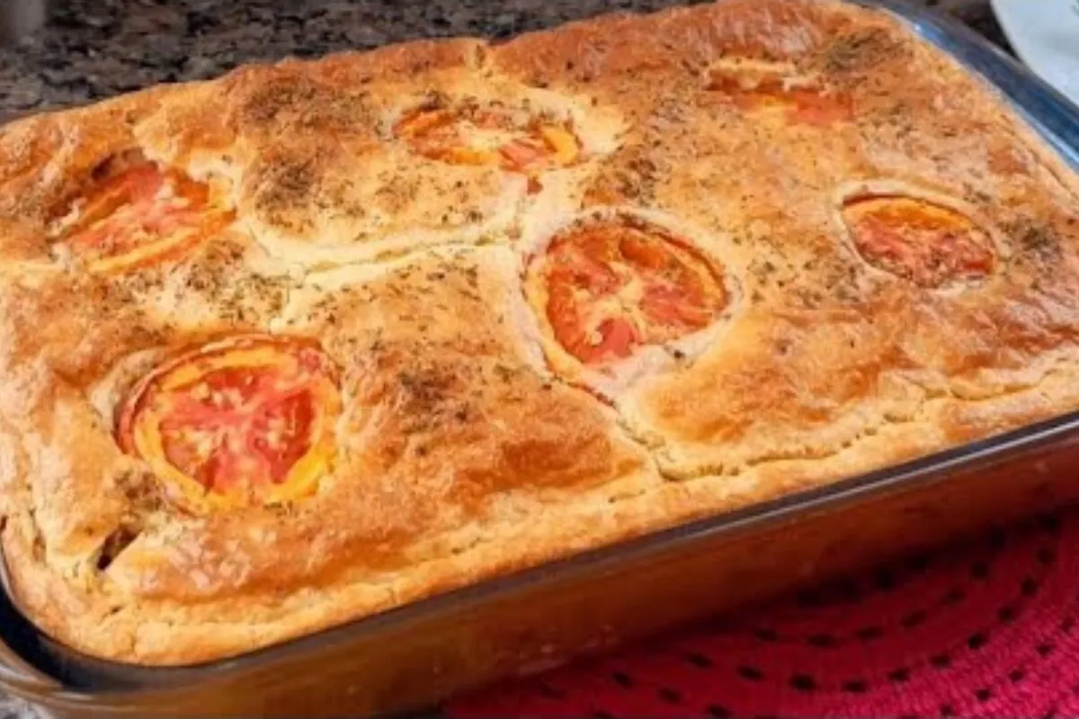 Essa torta de sardinha fica maravilhosa para um jantar difer