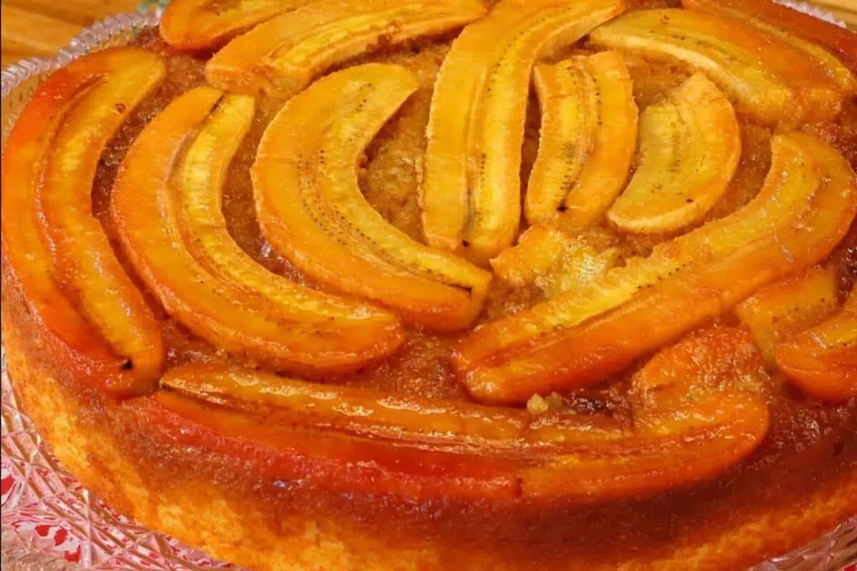 Esse é o melhor bolo de banana caramelizado que eu já comi,