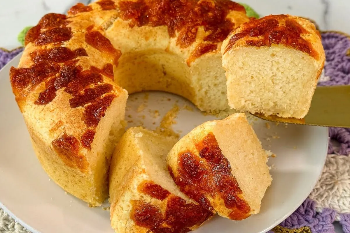 Esse é o melhor bolo pão de queijo que você vai comer neste