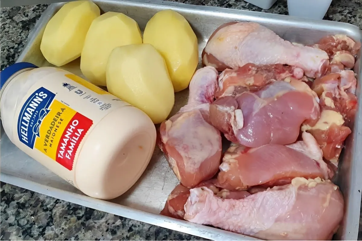 Esse frango assado é diferente é um frango assado na maiones