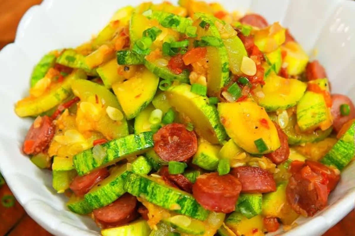 Esse jeito de fazer abobrinha com linguiça vai conquistar vo