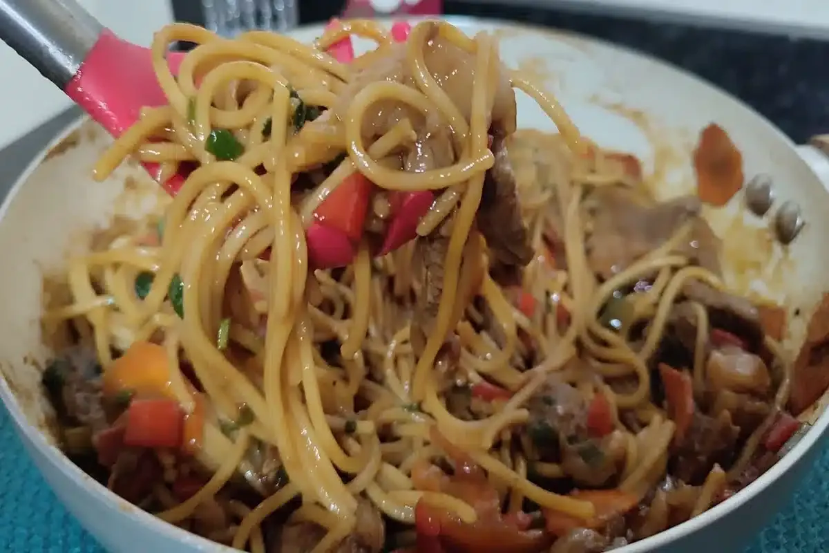 Esse macarrão ao molho shoyu fica uma delícia e não dá traba