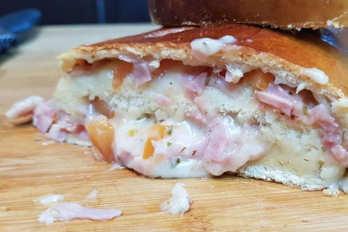 Esse pão caseiro recheado é melhor do qualquer salgado assad