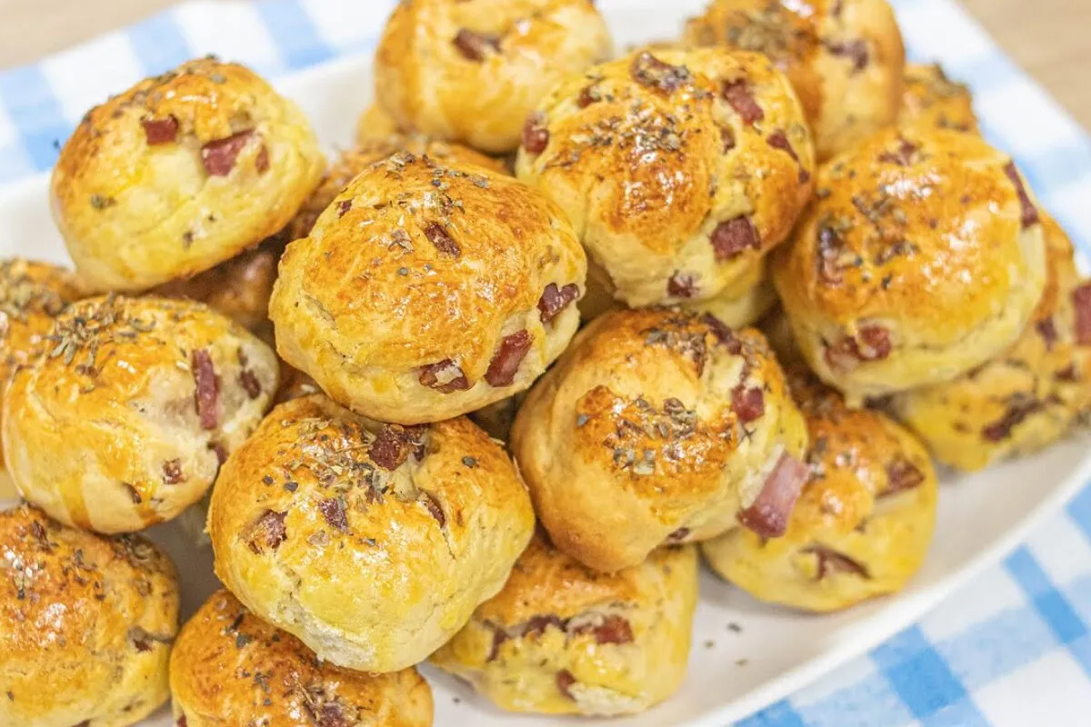 Esse pãozinho de calabresa fica irresistível e é impossível