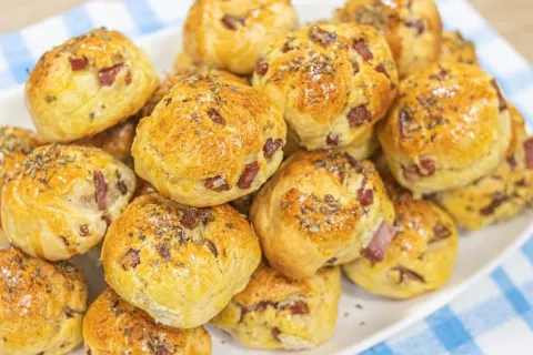 Esse pãozinho de calabresa fica irresistível e é impossível 